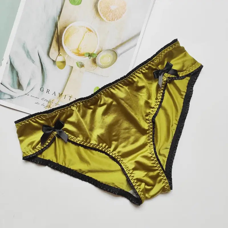 culotte-soyeuse-sans-couture-satin-jaune