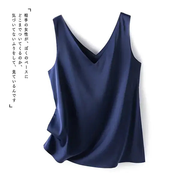 Débardeur femme en satin soyeux bleu marine à bretelles fines, style chic et élégant, porté avec un jean – idéal pour un look estival tendance.