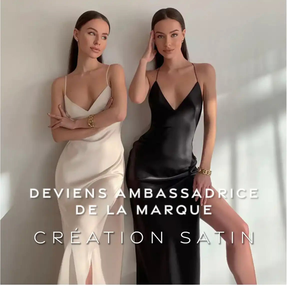 Deux femmes portant des robes de nuit en satin élégantes, l'une en crème et l'autre en noir.