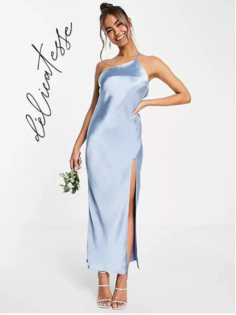 Une robe midi en satin bleu clair avec une fente haute sur la jambe et une seule bretelle.