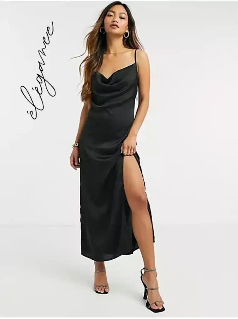 Une robe midi en satin noir avec un col drapé et une fente haute à la cuisse.