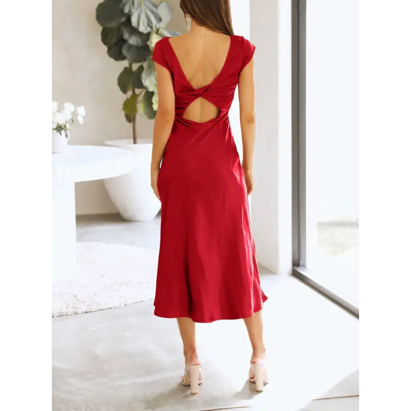 Femme portant une robe de soirée en satin à manches courtes, couleur rouge, dos nu avec nœud torsadé, coupe moulante flatteuse – look chic et élégant pour l’été.