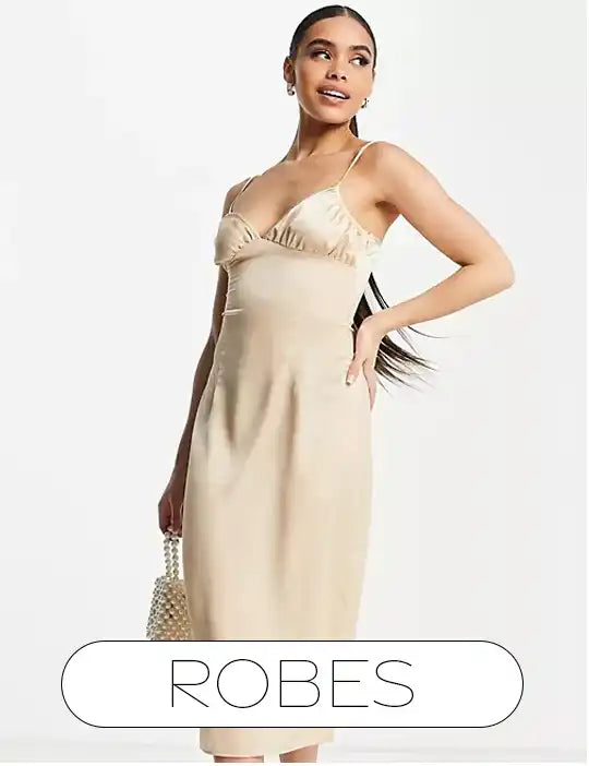 Une robe en satin couleur champagne avec des bretelles fines.