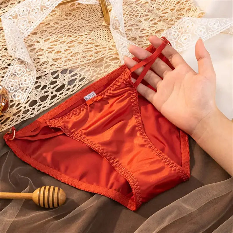 Culotte-Satin-échancrée-en-Cœur-rouge