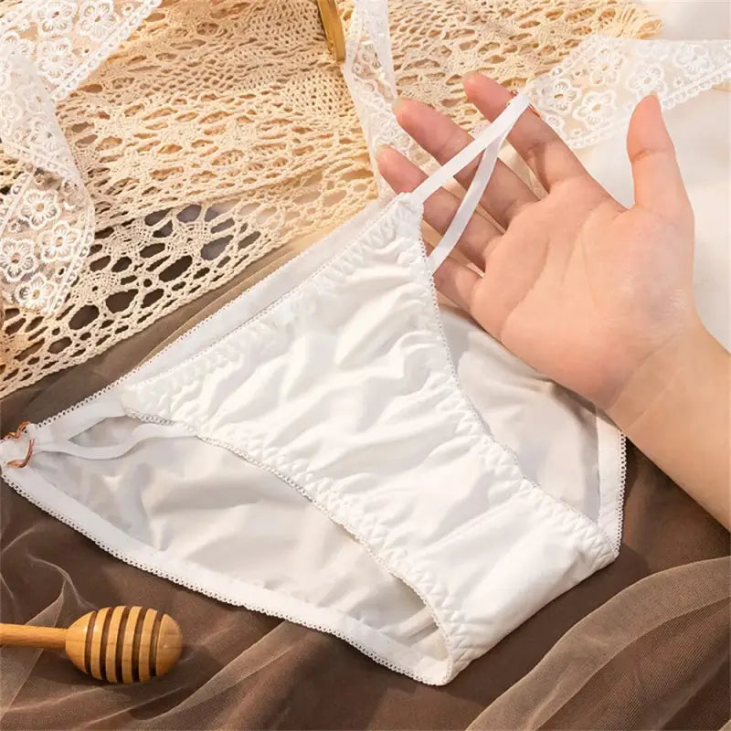 Culotte-Satin-échancrée-en-Cœur-blanc