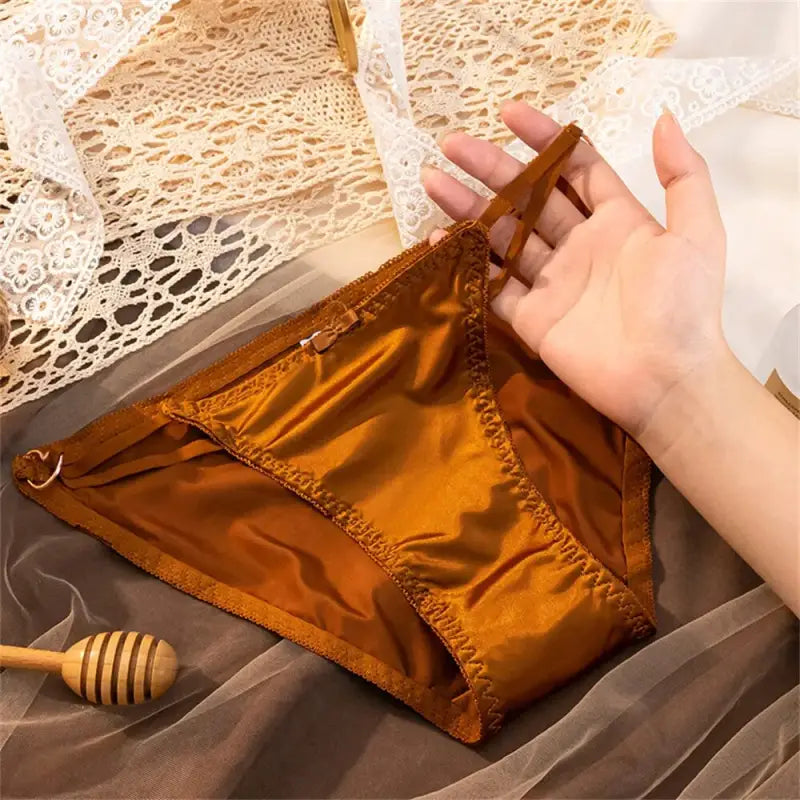 Culotte-Satin-échancrée-en-Cœur-Caramel