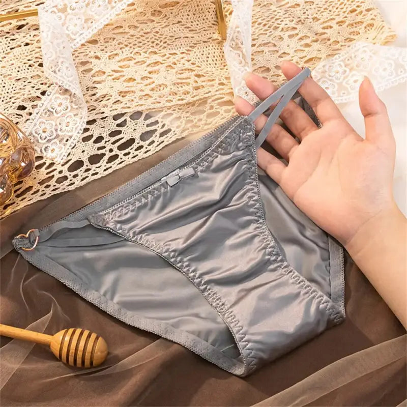 Culotte-Satin-échancrée-en-Cœur-gris