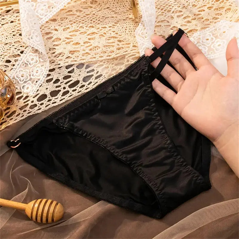 Culotte-Satin-échancrée-en-Cœur-noir