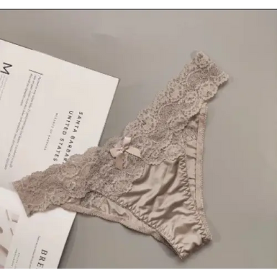 Culotte-satin-parure-dentelée-gris