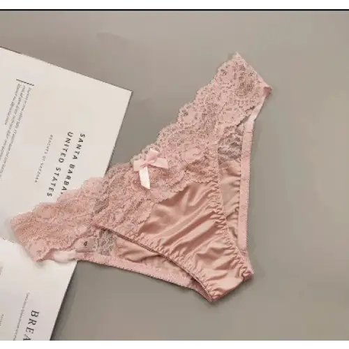 Culotte-satin-parure-dentelée-rose