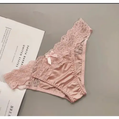 Culotte-satin-parure-dentelée-rose