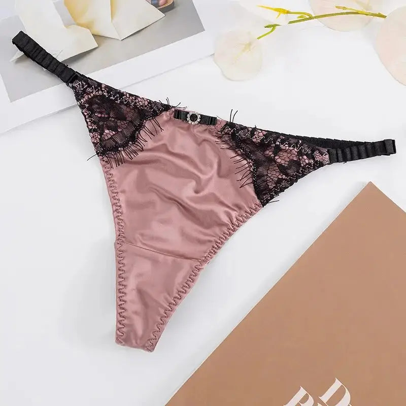culotte-string-satin-&-dentelle-pâte-de-haricot