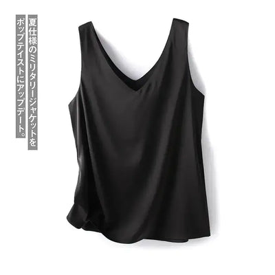 Débardeur femme en satin soyeux noir à bretelles fines, style chic et élégant, porté avec un jean – idéal pour un look estival tendance.