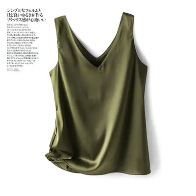 Débardeur femme en satin soyeux vert kaki à bretelles fines, style chic et élégant, porté avec un jean – idéal pour un look estival tendance.