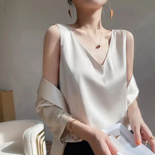 Débardeur femme en satin soyeux blanc à bretelles fines, style chic et élégant, porté avec un jean – idéal pour un look estival tendance.