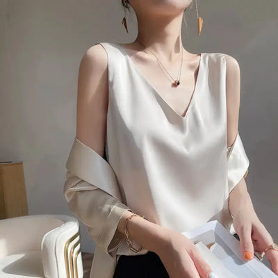 Débardeur femme en satin soyeux blanc à bretelles fines, style chic et élégant, porté avec un jean – idéal pour un look estival tendance.