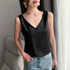 Débardeur femme en satin soyeux noir à bretelles fines, style chic et élégant, porté avec un jean – idéal pour un look estival tendance.