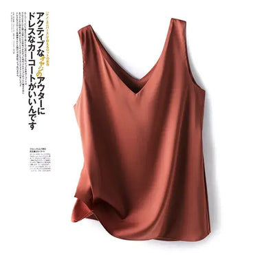 Débardeur femme en satin soyeux rouge brique à bretelles fines, style chic et élégant, porté avec un jean – idéal pour un look estival tendance.