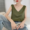 Débardeur femme en satin soyeux vert kaki à bretelles fines, style chic et élégant, porté avec un jean – idéal pour un look estival tendance.