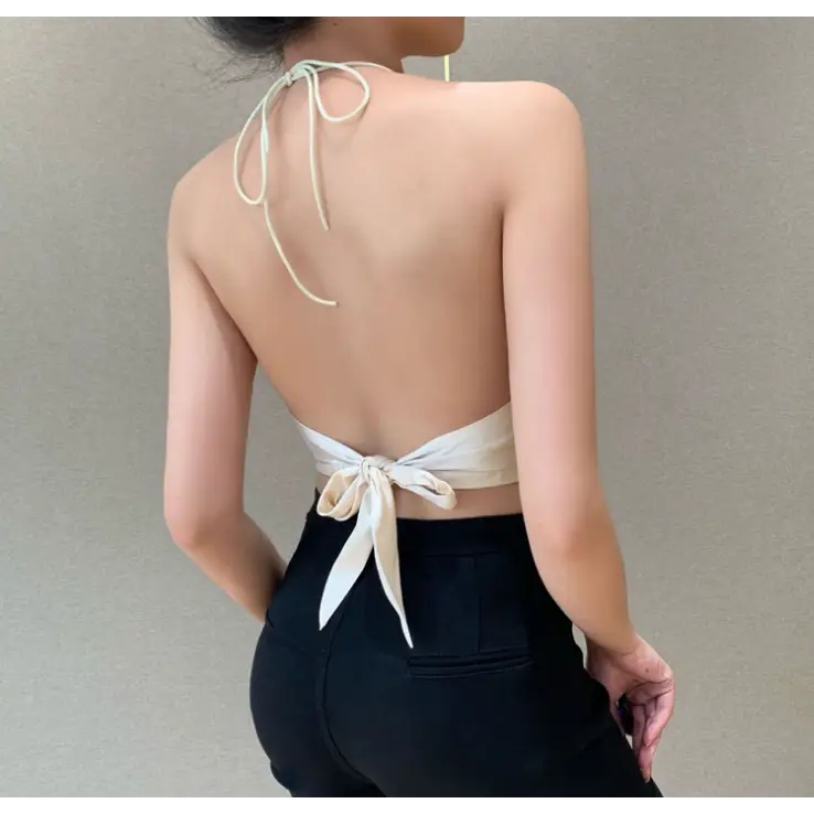 Top femme blanc en satin à bretelles, col en V triangle inversé, style moderne et chic, parfait pour tenues élégantes ou décontractées.