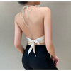 Top femme blanc en satin à bretelles, col en V triangle inversé, style moderne et chic, parfait pour tenues élégantes ou décontractées.