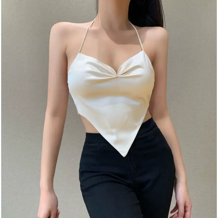 Top femme blanc en satin à bretelles, col en V triangle inversé, style moderne et chic, parfait pour tenues élégantes ou décontractées.