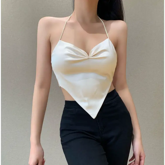 Top femme blanc en satin à bretelles, col en V triangle inversé, style moderne et chic, parfait pour tenues élégantes ou décontractées.