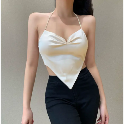 Top femme blanc en satin à bretelles, col en V triangle inversé, style moderne et chic, parfait pour tenues élégantes ou décontractées.