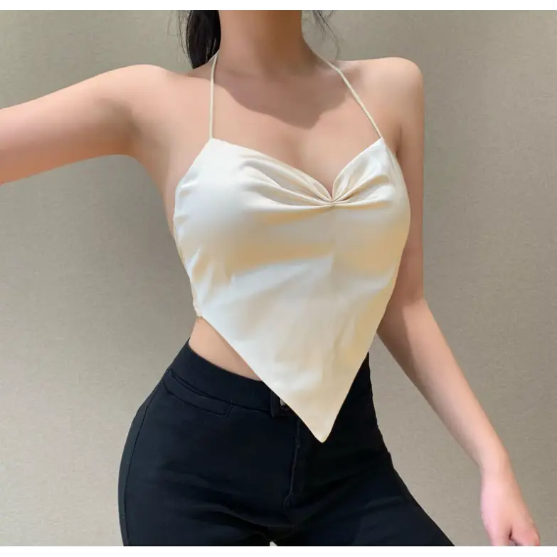 Top femme blanc en satin à bretelles, col en V triangle inversé, style moderne et chic, parfait pour tenues élégantes ou décontractées