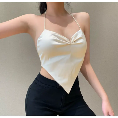 Top femme blanc en satin à bretelles, col en V triangle inversé, style moderne et chic, parfait pour tenues élégantes ou décontractées