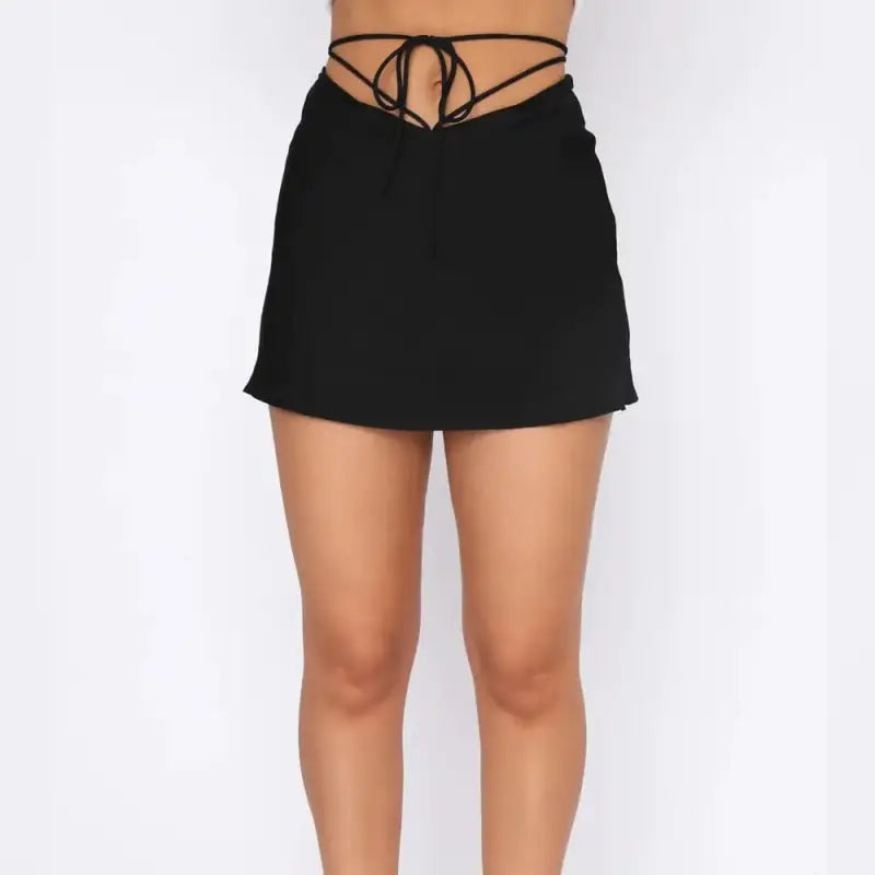 Jupe courte femme en satin, motif floral et laçage élégant, disponible en plusieurs coloris estivaux.