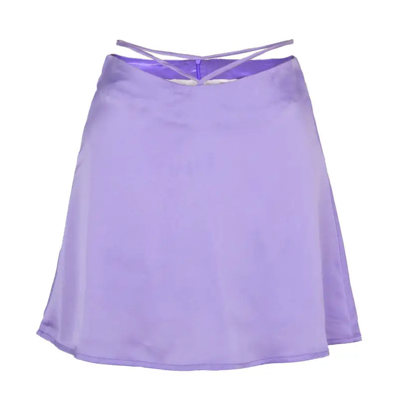 Jupe courte femme en satin, motif floral et laçage élégant, disponible en plusieurs coloris estivaux.