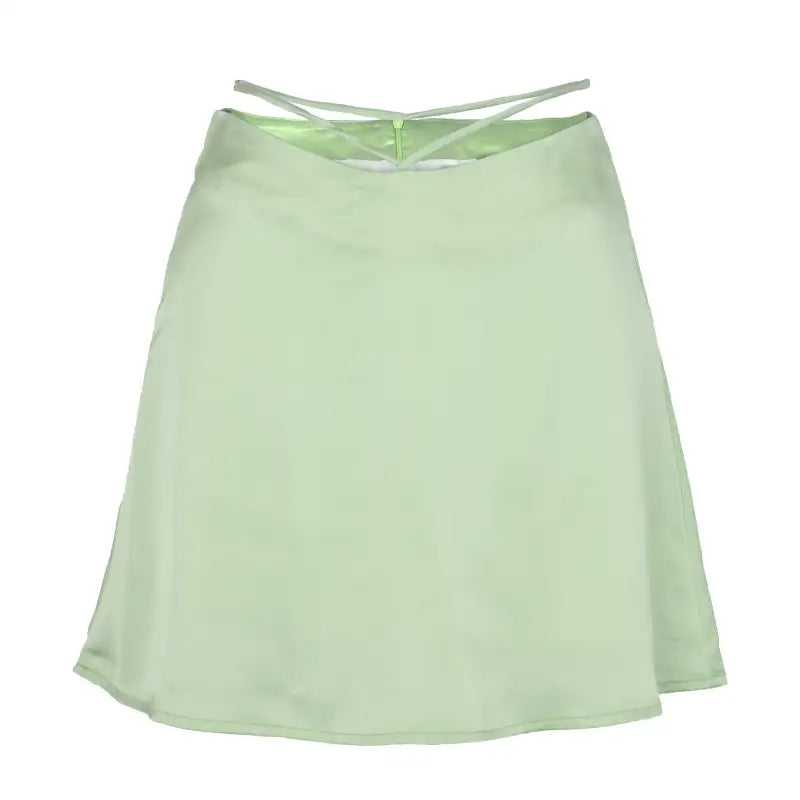 Jupe courte femme en satin, motif floral et laçage élégant, disponible en plusieurs coloris estivaux.