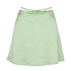 Jupe courte femme en satin, motif floral et laçage élégant, disponible en plusieurs coloris estivaux.
