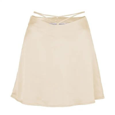 Jupe courte femme en satin, motif floral et laçage élégant, disponible en plusieurs coloris estivaux.