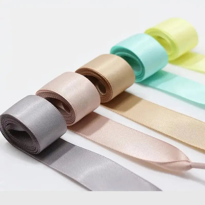 nos-lacets-plats-satin-tendrement-colorés
