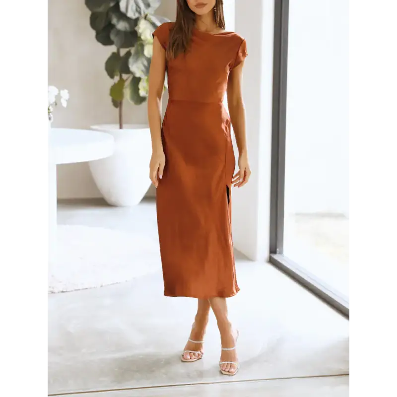 Femme portant une robe de soirée en satin à manches courtes, couleur brune, dos nu avec nœud torsadé, coupe moulante flatteuse – look chic et élégant pour l’été.
