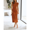 Femme portant une robe de soirée en satin à manches courtes, couleur brune, dos nu avec nœud torsadé, coupe moulante flatteuse – look chic et élégant pour l’été.