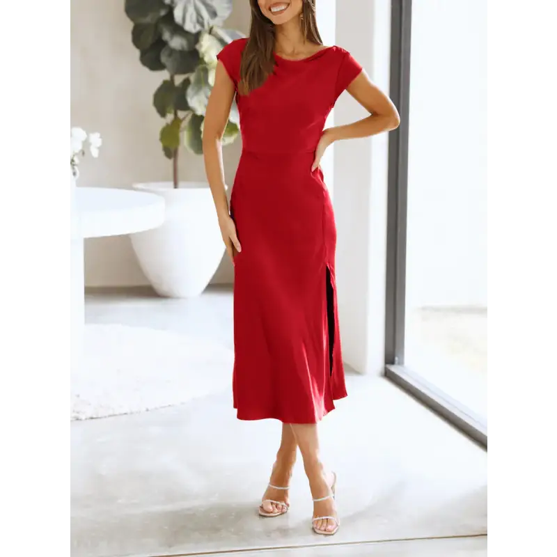 Femme portant une robe de soirée en satin à manches courtes, couleur rouge, dos nu avec nœud torsadé, coupe moulante flatteuse – look chic et élégant pour l’été.