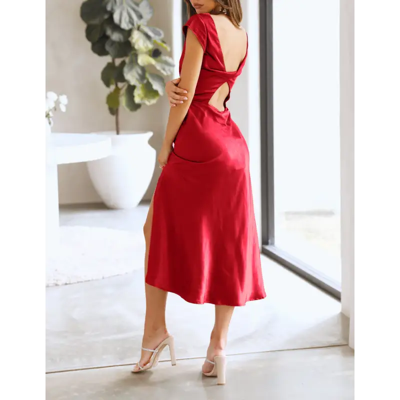 Femme portant une robe de soirée en satin à manches courtes, couleur rouge, dos nu avec nœud torsadé, coupe moulante flatteuse – look chic et élégant pour l’été.