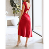 Femme portant une robe de soirée en satin à manches courtes, couleur rouge, dos nu avec nœud torsadé, coupe moulante flatteuse – look chic et élégant pour l’été.