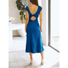 Femme portant une robe de soirée en satin à manches courtes, couleur bleue, dos nu avec nœud torsadé, coupe moulante flatteuse – look chic et élégant pour l’été.