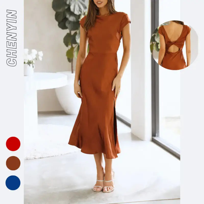 Femme portant une robe de soirée en satin à manches courtes, couleur brune, dos nu avec nœud torsadé, coupe moulante flatteuse – look chic et élégant pour l’été.