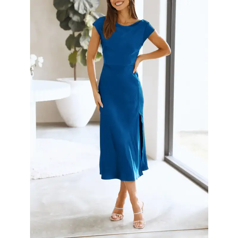 Femme portant une robe de soirée en satin à manches courtes, couleur bleue, dos nu avec nœud torsadé, coupe moulante flatteuse – look chic et élégant pour l’été.