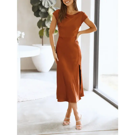 Femme portant une robe de soirée en satin à manches courtes, couleur brune, dos nu avec nœud torsadé, coupe moulante flatteuse – look chic et élégant pour l’été.