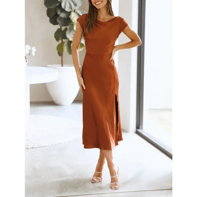 Femme portant une robe de soirée en satin à manches courtes, couleur brune, dos nu avec nœud torsadé, coupe moulante flatteuse – look chic et élégant pour l’été.