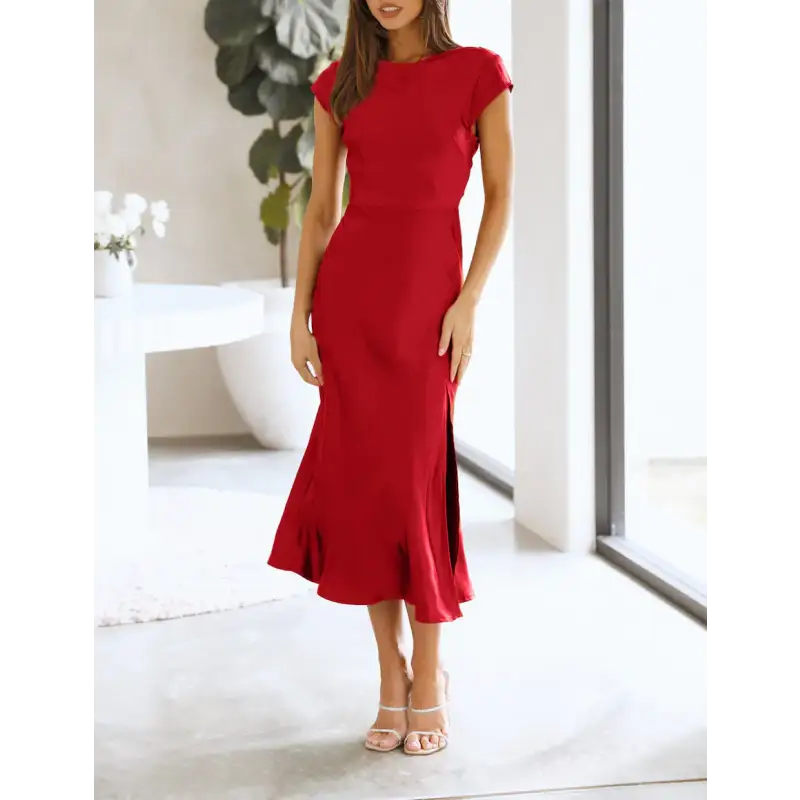 Femme portant une robe de soirée en satin à manches courtes, couleur rouge, dos nu avec nœud torsadé, coupe moulante flatteuse – look chic et élégant pour l’été.