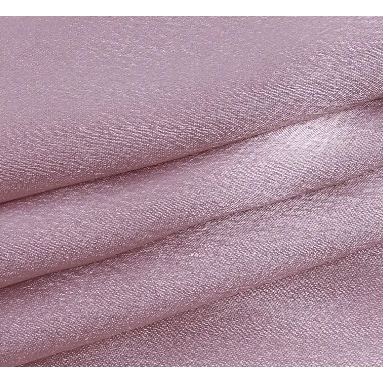 Robe rose en satin à fente latérale, allure féminine et moderne, parfaite pour les soirées