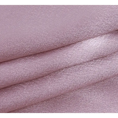 Robe rose en satin à fente latérale, allure féminine et moderne, parfaite pour les soirées