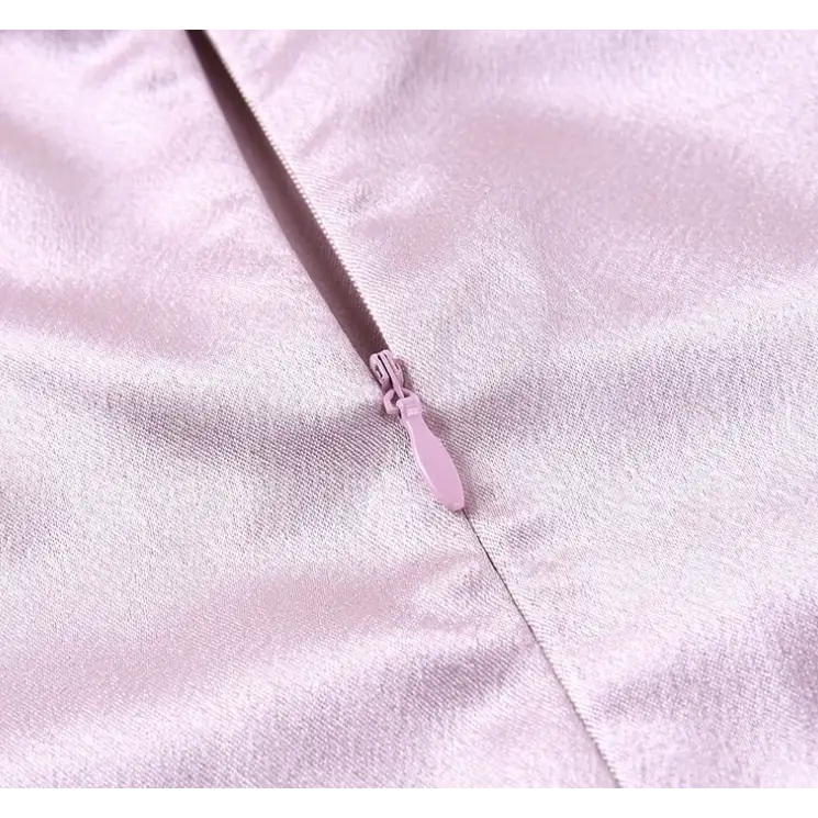 Robe rose en satin à fente latérale, allure féminine et moderne, parfaite pour les soirées